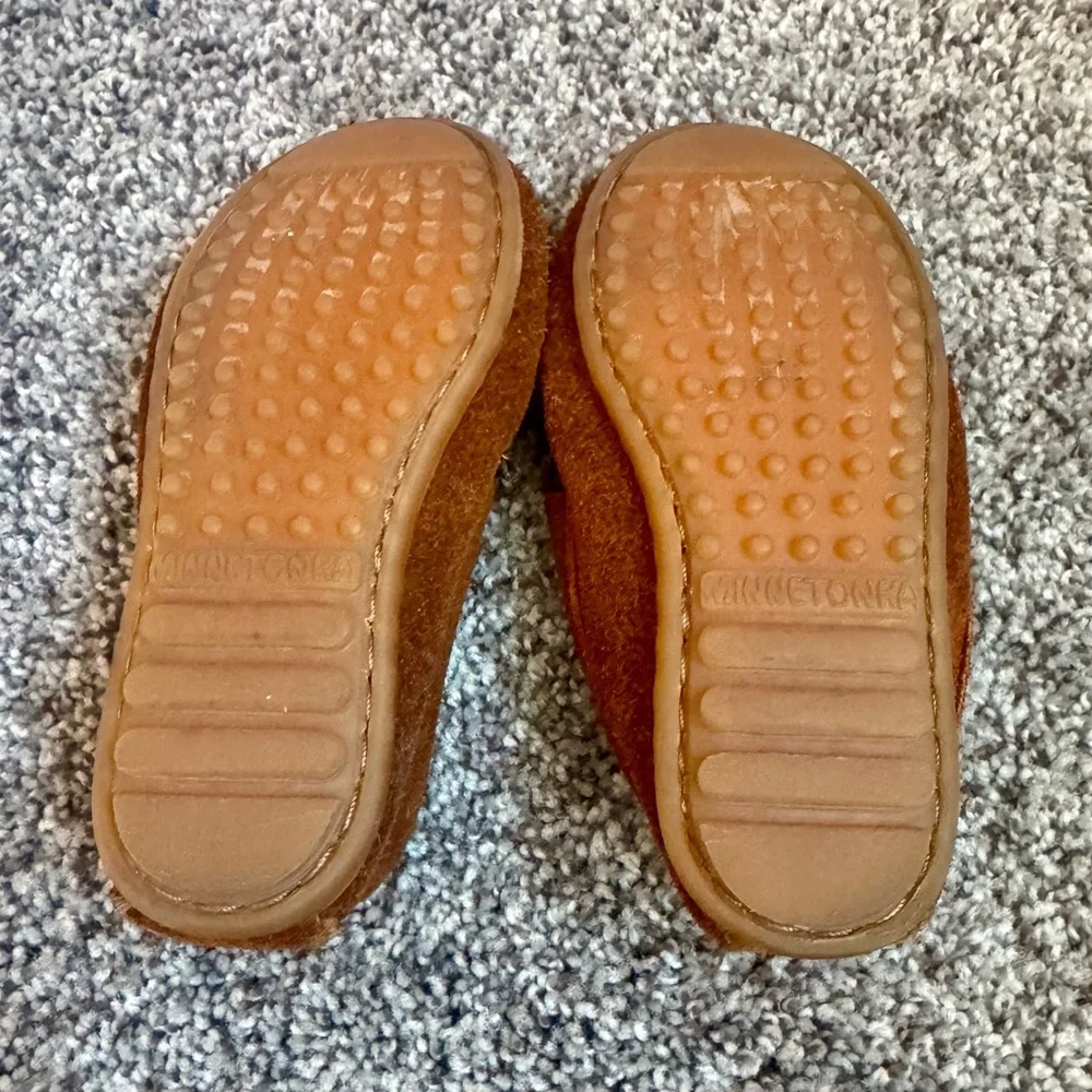 Minnetonka Kids Moccasins with Beaded Design. Size 9